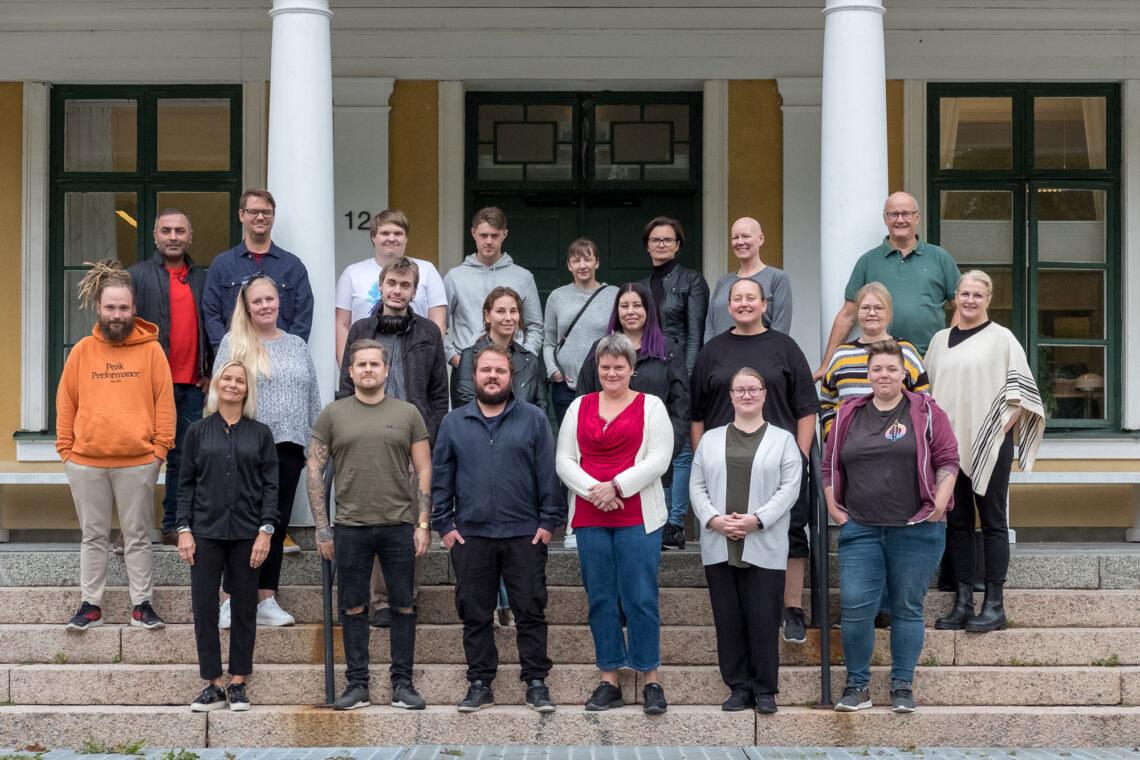 Klassfoto på IT-pedagogerna årsklass 2021-2022. Klassen och lärarna står på entretrappan till Tärna Folkhögskola utanför Sala.